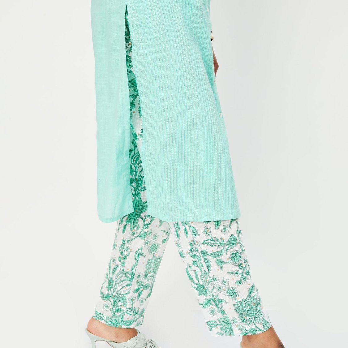 Women Pintuck Straight Kurta Set