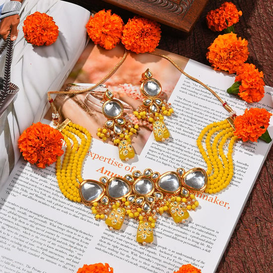 High quality Kundan necklace set in yellow.