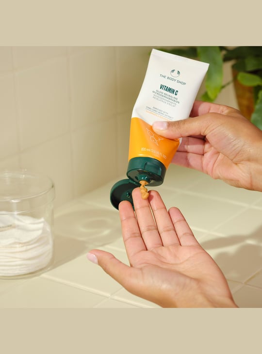 THE BODY SHOP Vitamin C Glow Revealing Microdermabrasion Scrub - 100ml