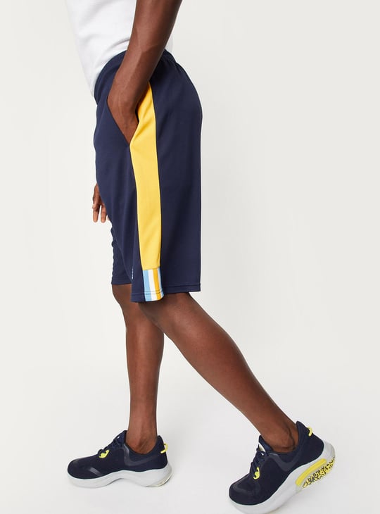 Men Colorblocked Drawstring Closure Shorts
