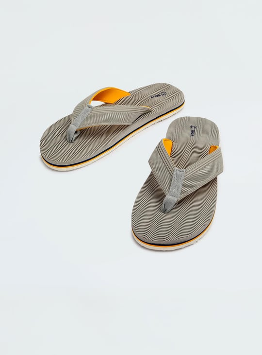 Men Textured V-Strap Slippers