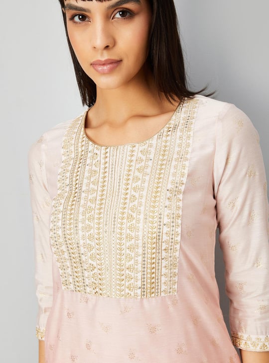Women Embroidered Kurta with Pocket