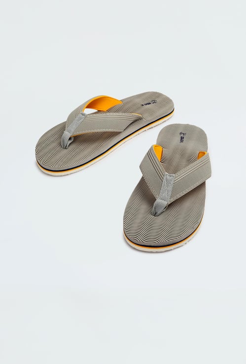 Men Textured V-Strap Slippers