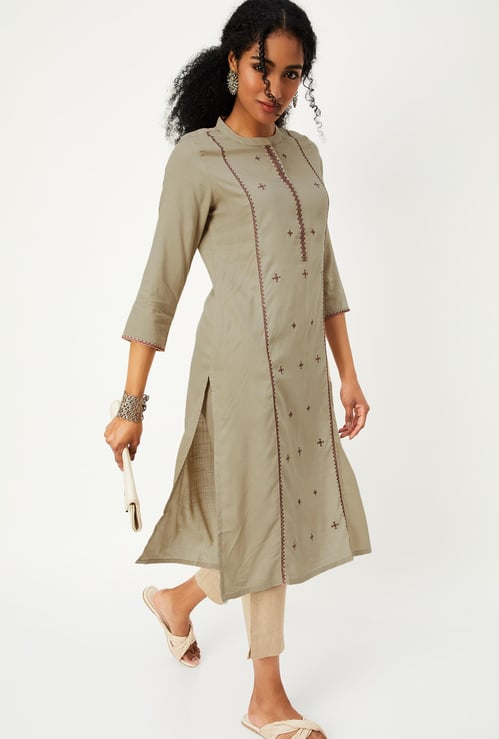 Women Embroidered Kurta with Pocket