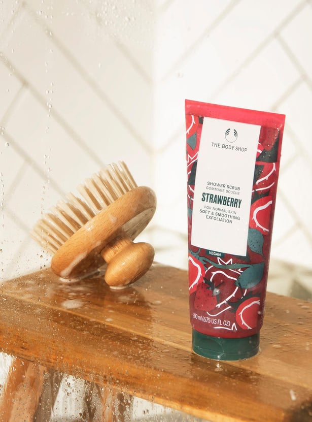 THE BODY SHOP Strawberry Shower Scrub - 200ml