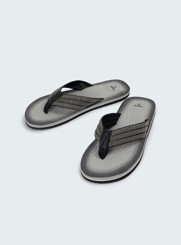 Men Textured V-Strap Slippers