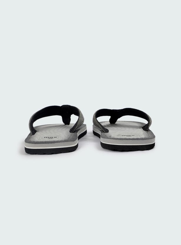 Men Textured V-Strap Slippers