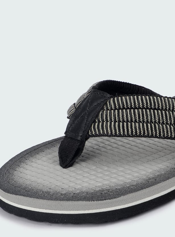 Men Textured V-Strap Slippers