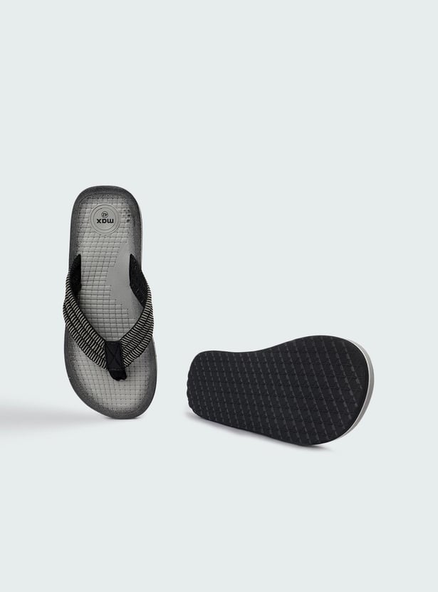 Men Textured V-Strap Slippers