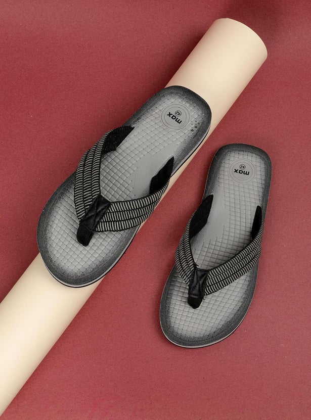 Men Textured V-Strap Slippers