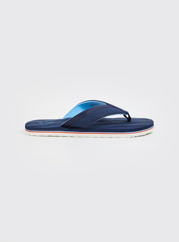 Men Textured V-Strap Slippers