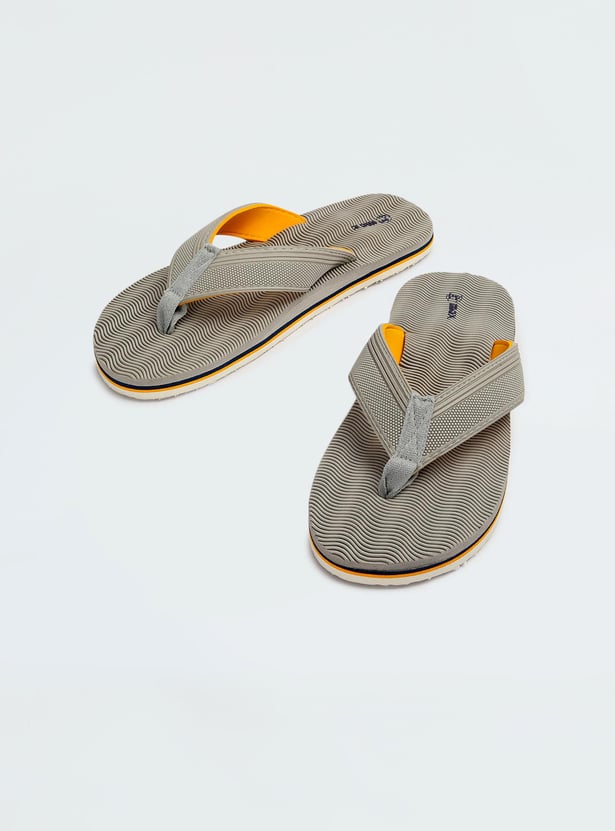 Men Textured V-Strap Slippers