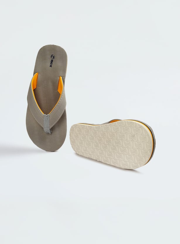 Men Textured V-Strap Slippers