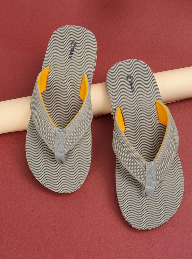 Men Textured V-Strap Slippers