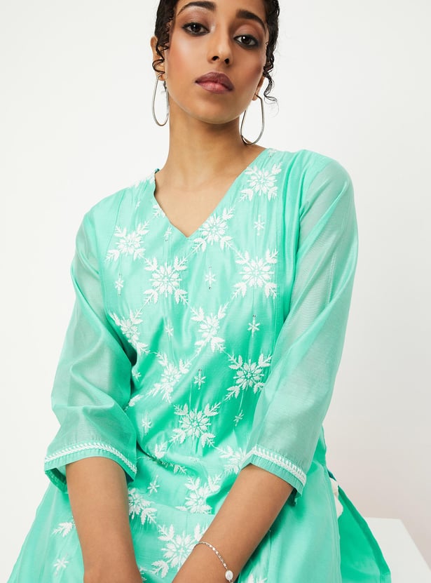 Women Embroidered Three-quarter Sleeves Straight Kurta