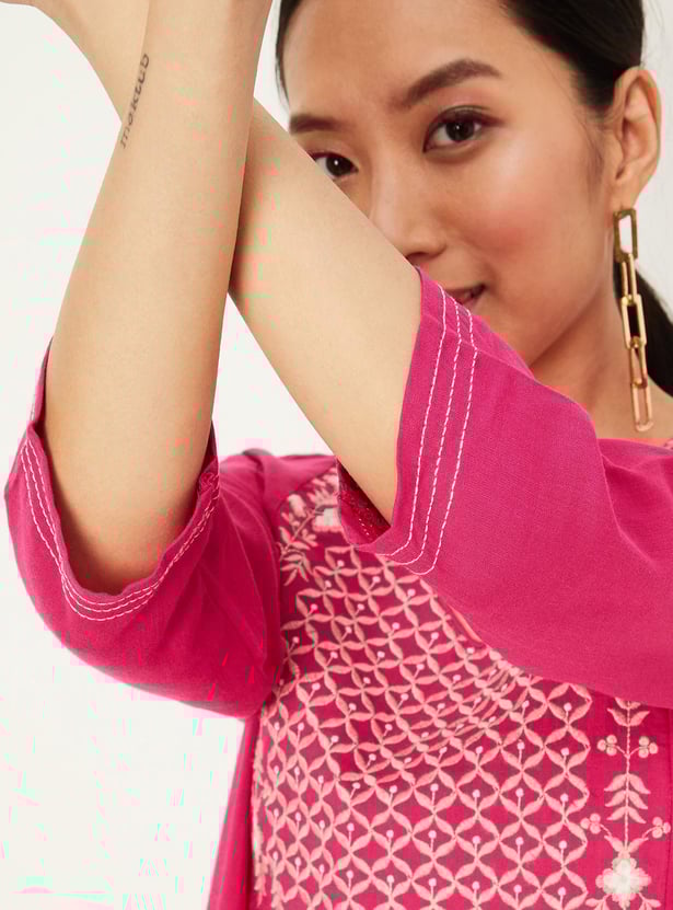 Women Embroidered V-Neck Kurta