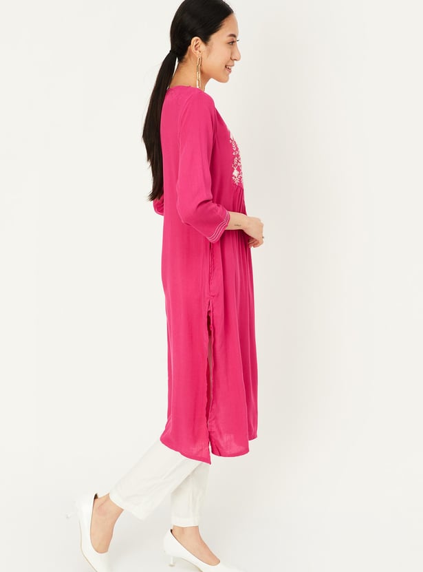 Women Embroidered V-Neck Kurta