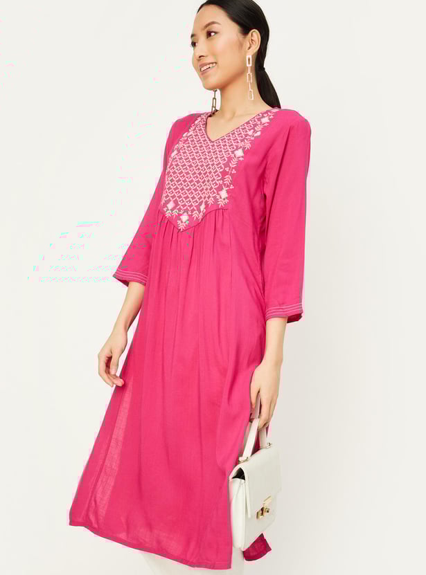 Women Embroidered V-Neck Kurta