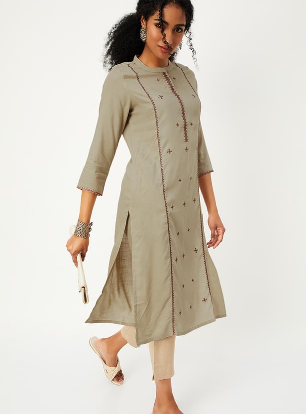 Women Embroidered Kurta with Pocket