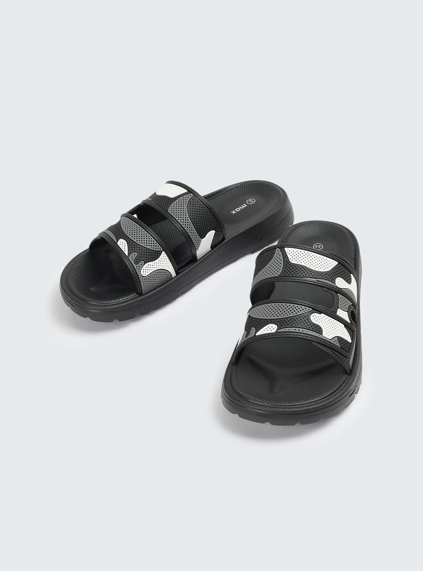 Men Colourblocked 3D Detailed Sliders