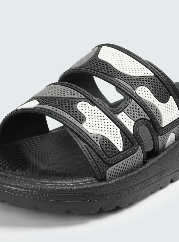 Men Colourblocked 3D Detailed Sliders