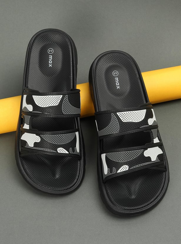 Men Colourblocked 3D Detailed Sliders