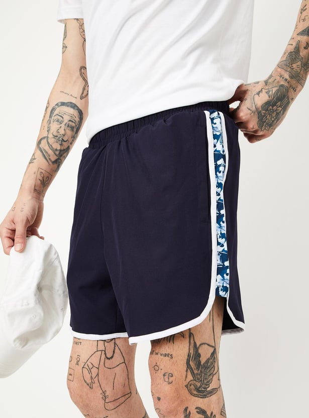 Men Printed Side Panel Active Shorts