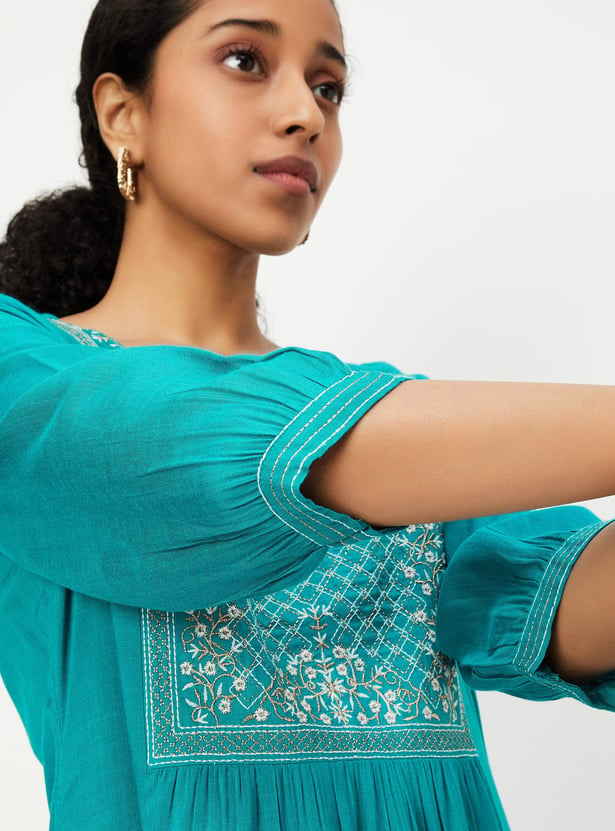 Women Embroidered Straight Kurta