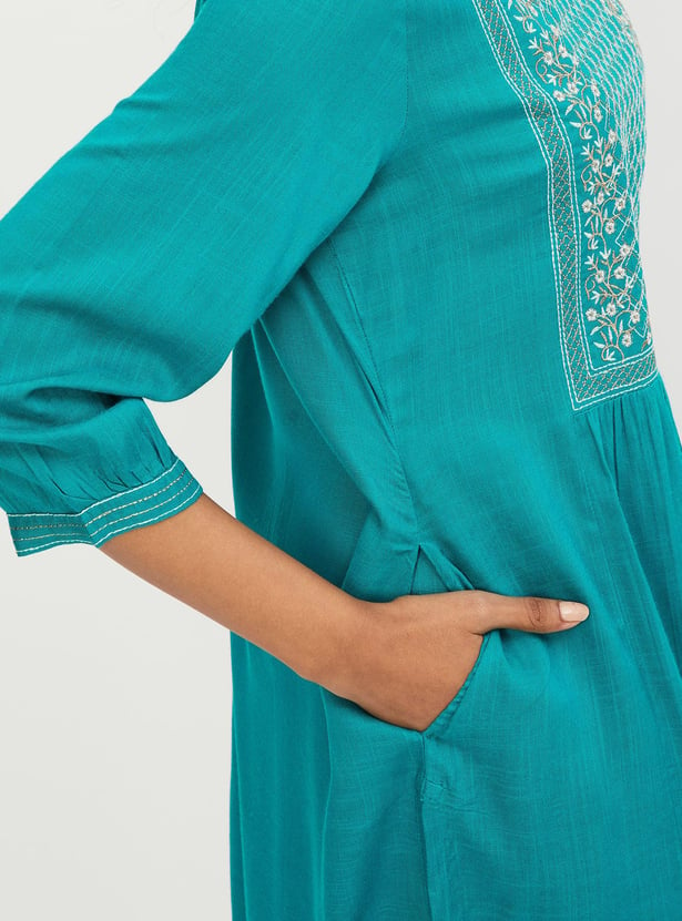 Women Embroidered Straight Kurta